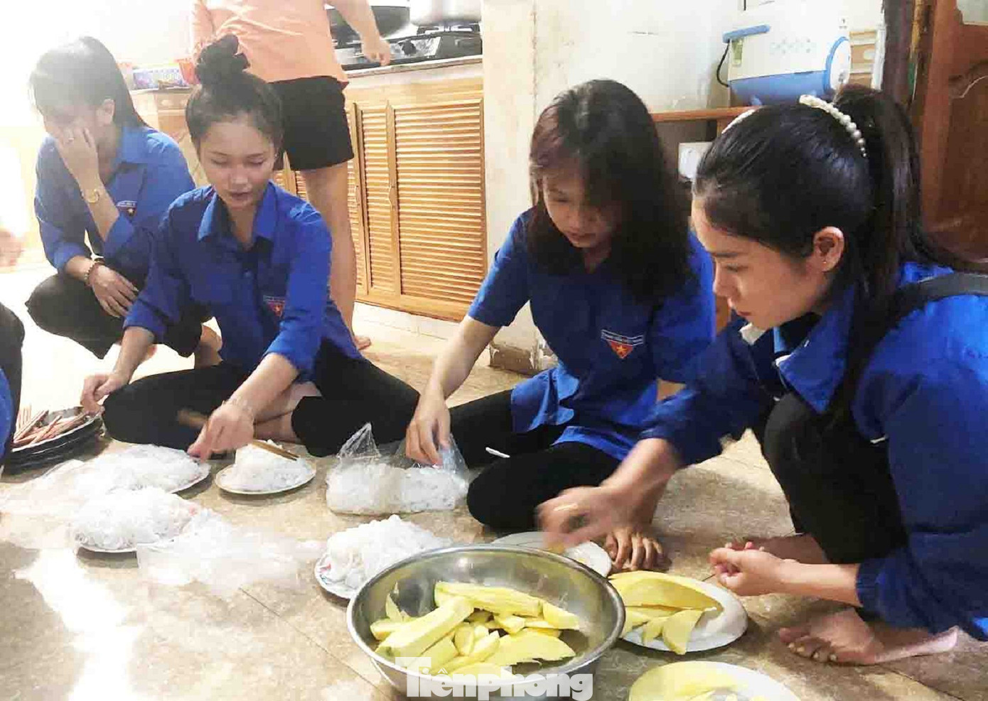 Đoàn viên thanh niên chuẩn bị các món cho bữa cơm với mẹ Việt Nam anh hùng Đoàn viên thanh niên chuẩn bị các món cho bữa cơm với mẹ Việt Nam anh hùng