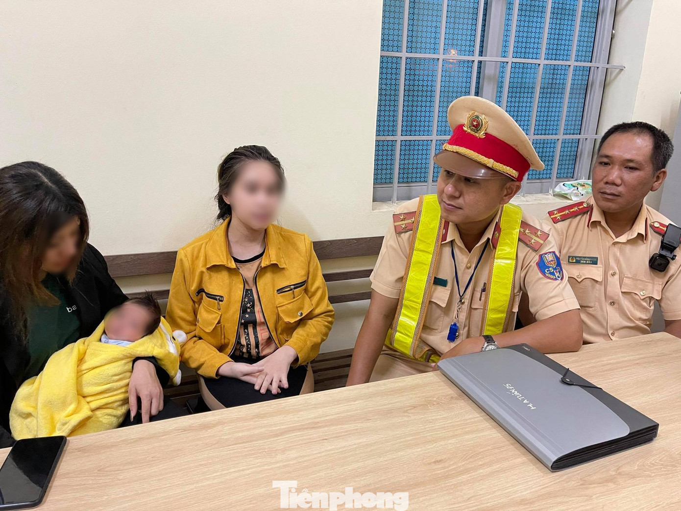 Cháu bé được lực lượng CSGT bàn giao cho người mẹ