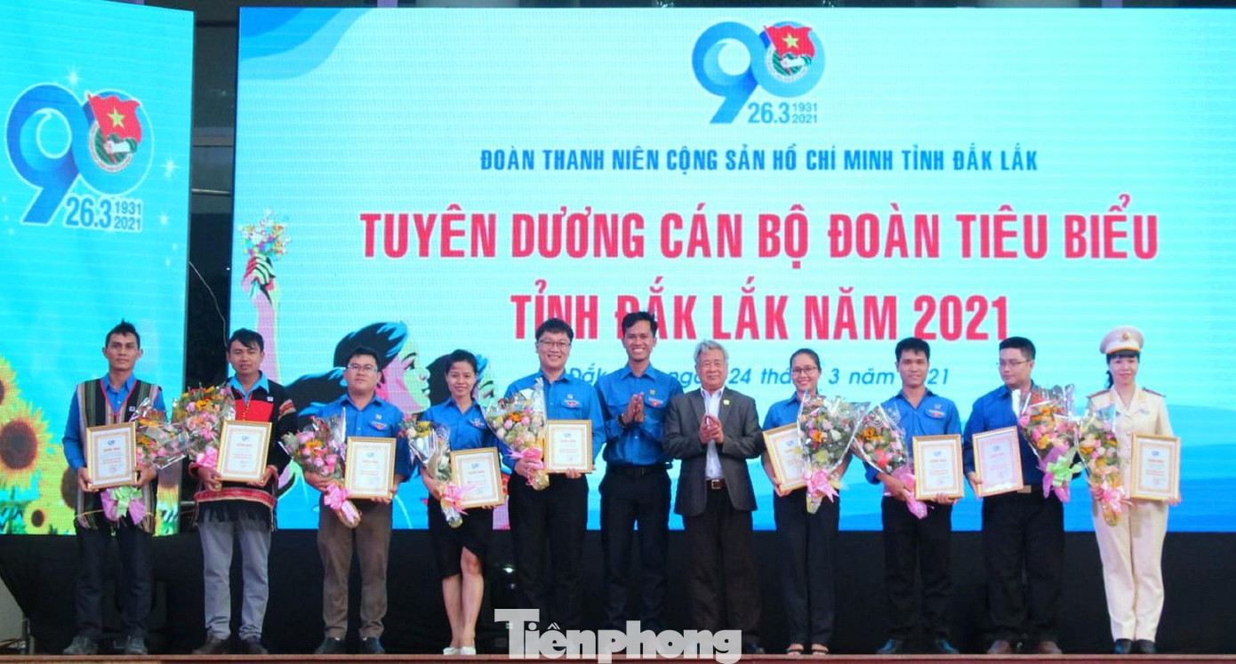 Các cán bộ đoàn tiêu biểu được tuyên dương Các cán bộ đoàn tiêu biểu được tuyên dương