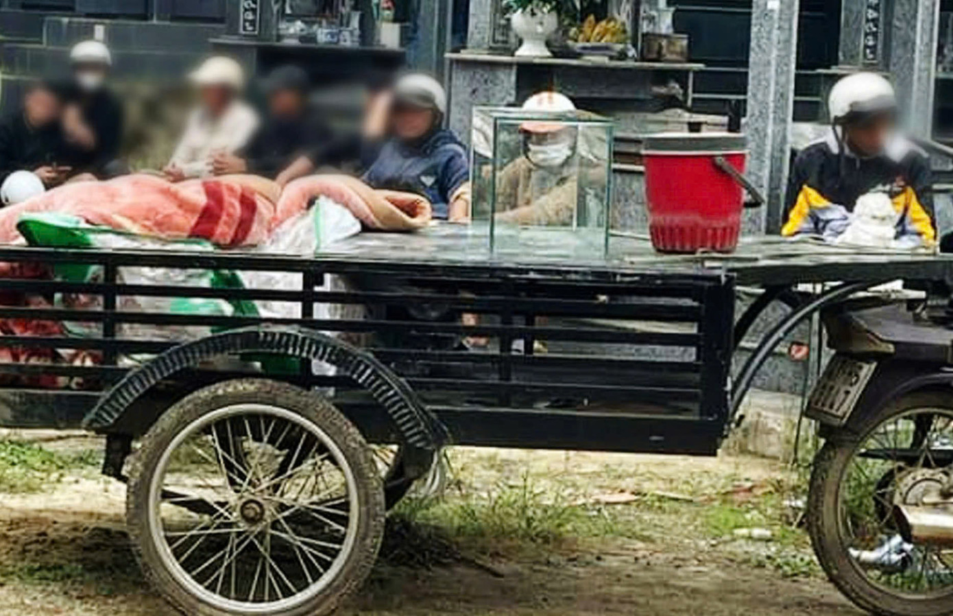 Người dân phát hiện thi thể của một người đàn ông đặt trên một chiếc xe lôi