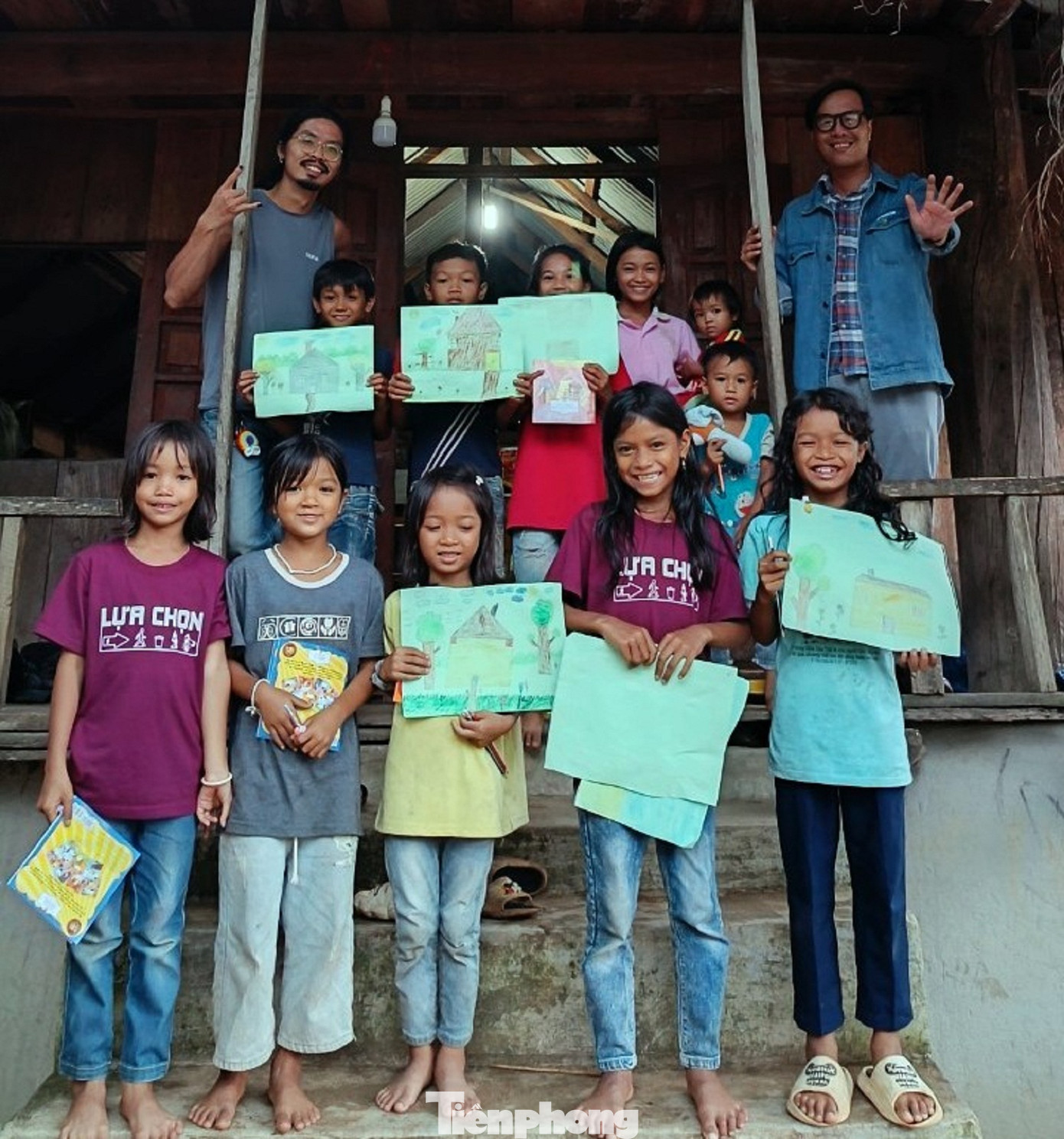 Các em nhỏ vùng sâu được tham gia hoạt động vẽ tranh