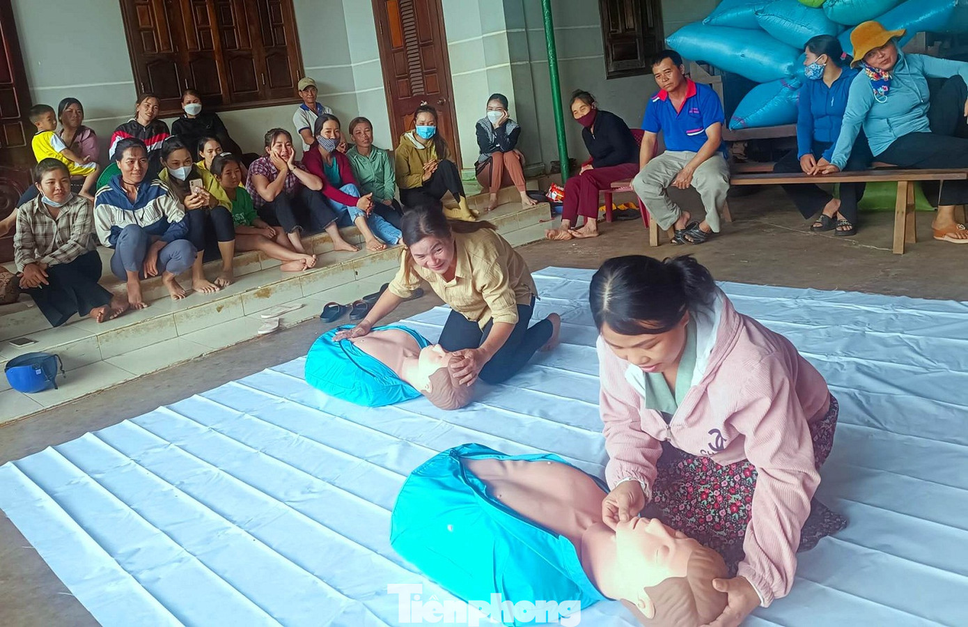 Phụ huynh tham gia buổi tuyên truyền hướng dẫn kỹ năng sơ cấp cứu phòng chống đuối nước.