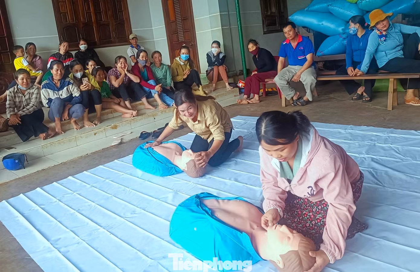 Phụ huynh tham gia buổi tuyên truyền hướng dẫn kỹ năng sơ cấp cứu phòng chống đuối nước.