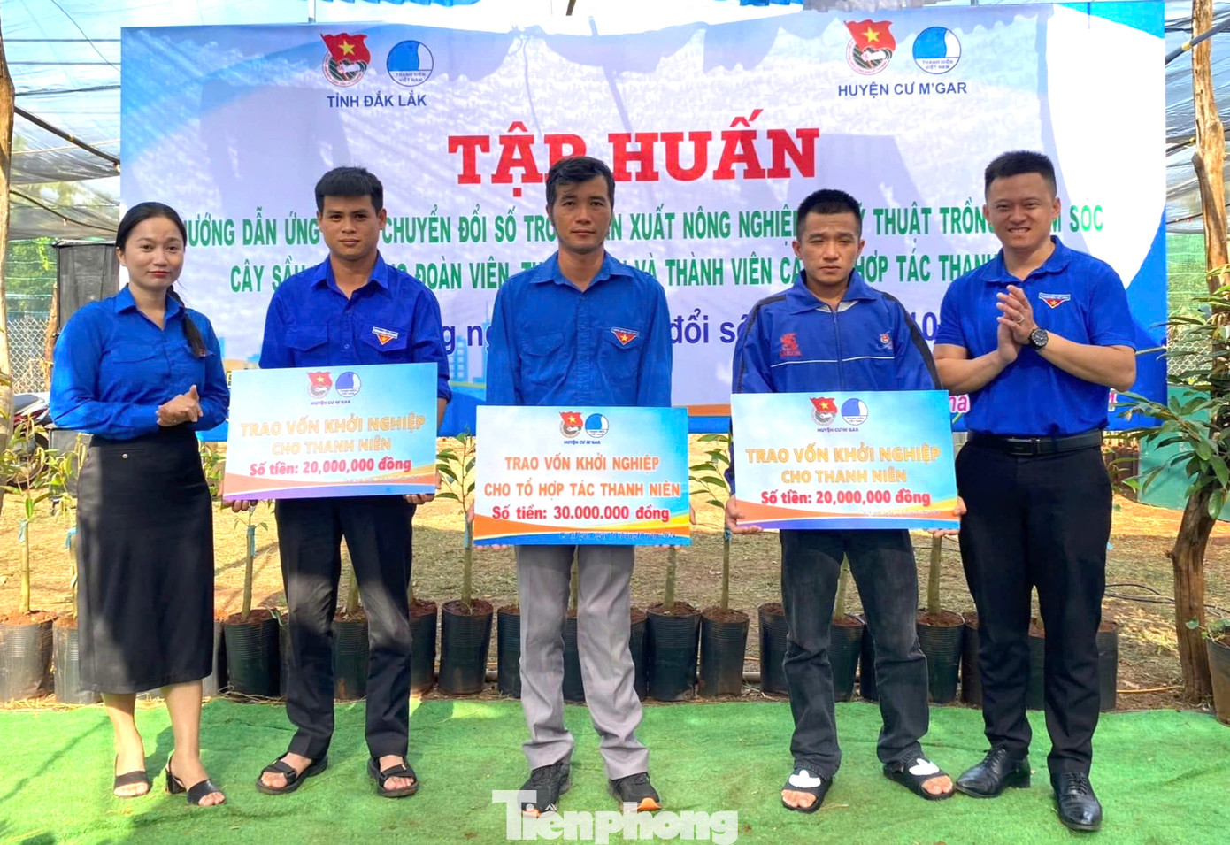 Ban tổ chức trao vốn khởi nghiệp cho hợp tác xã và thanh niên Ban tổ chức trao vốn khởi nghiệp cho hợp tác xã và thanh niên