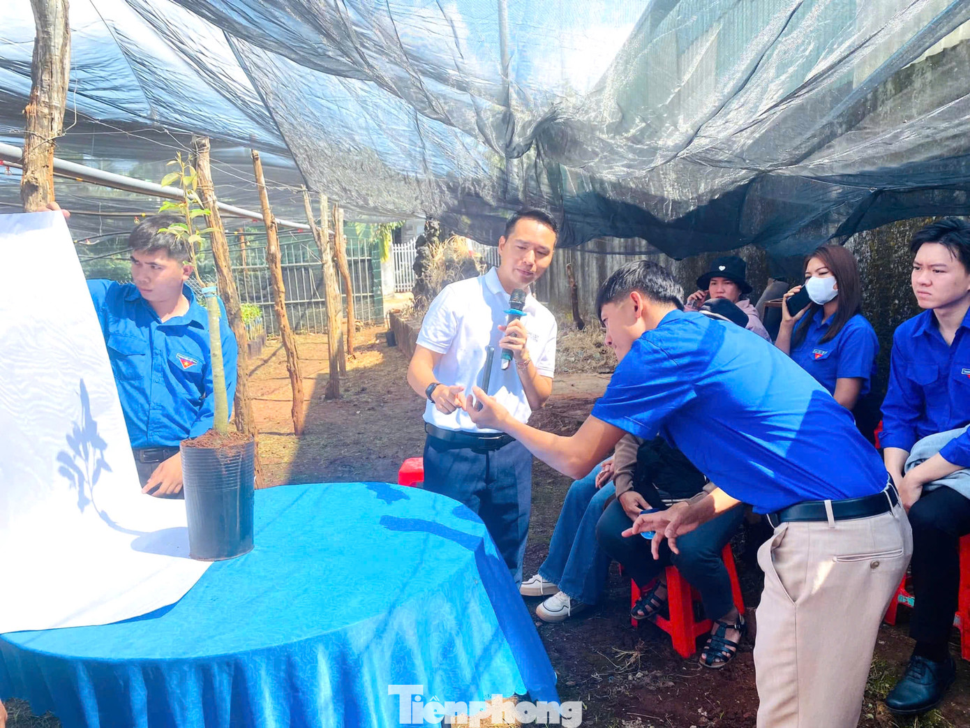 Các đoàn viên thực hành cách áp dụng công nghệ số vào sản xuất nông nghiệp Các đoàn viên thực hành cách áp dụng công nghệ số vào sản xuất nông nghiệp