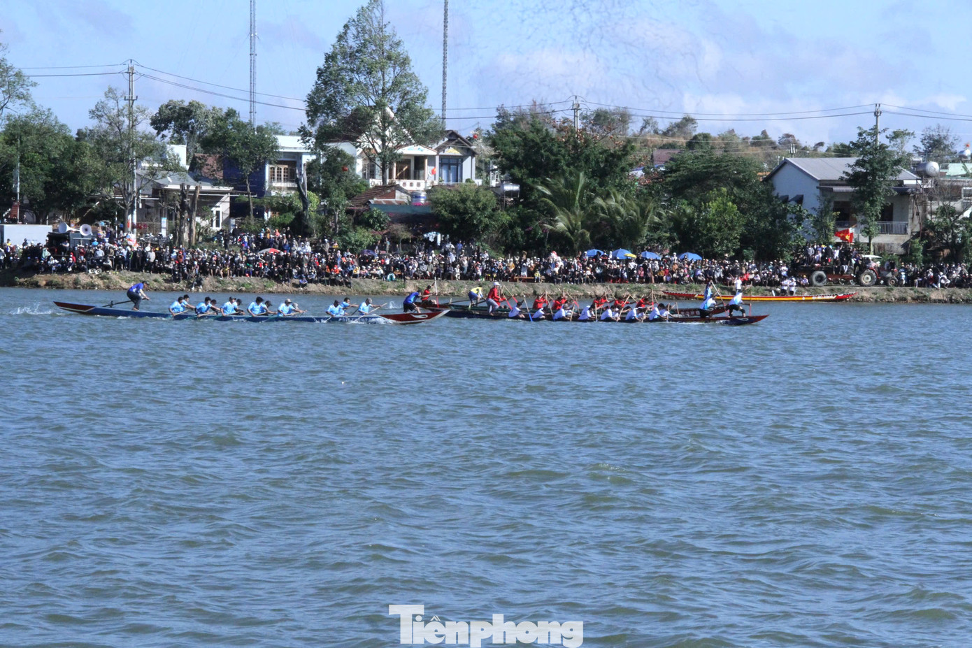 Giải đua thuyền thu hút hàng nghìn du khách thập phương về du xuân tham dự, cổ vũ