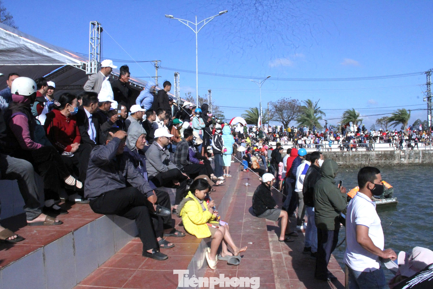 Giải đua thuyền thu hút hàng nghìn du khách thập phương về du xuân tham dự, cổ vũ