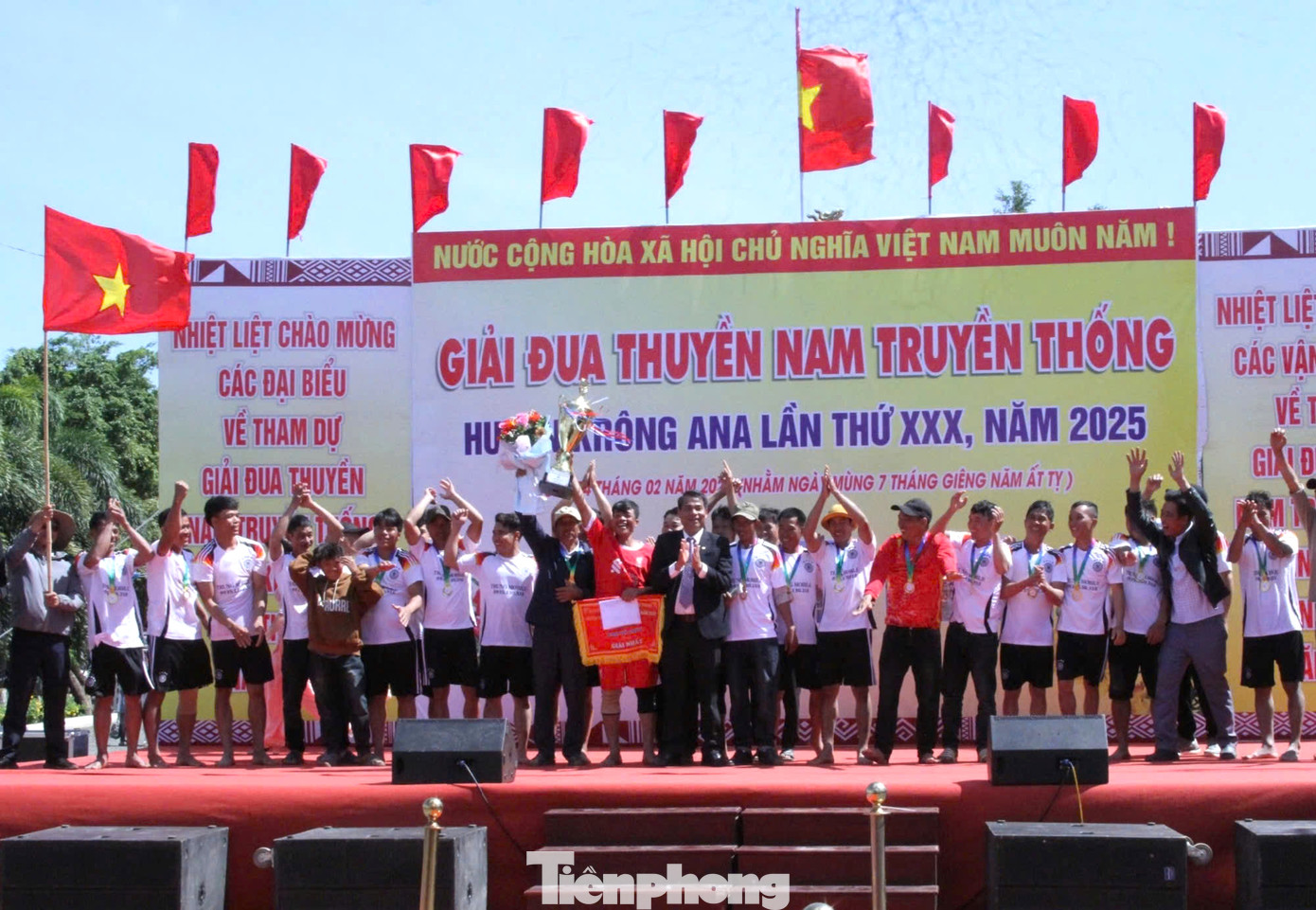 Ban tổ chức trao giải cho các đội đua