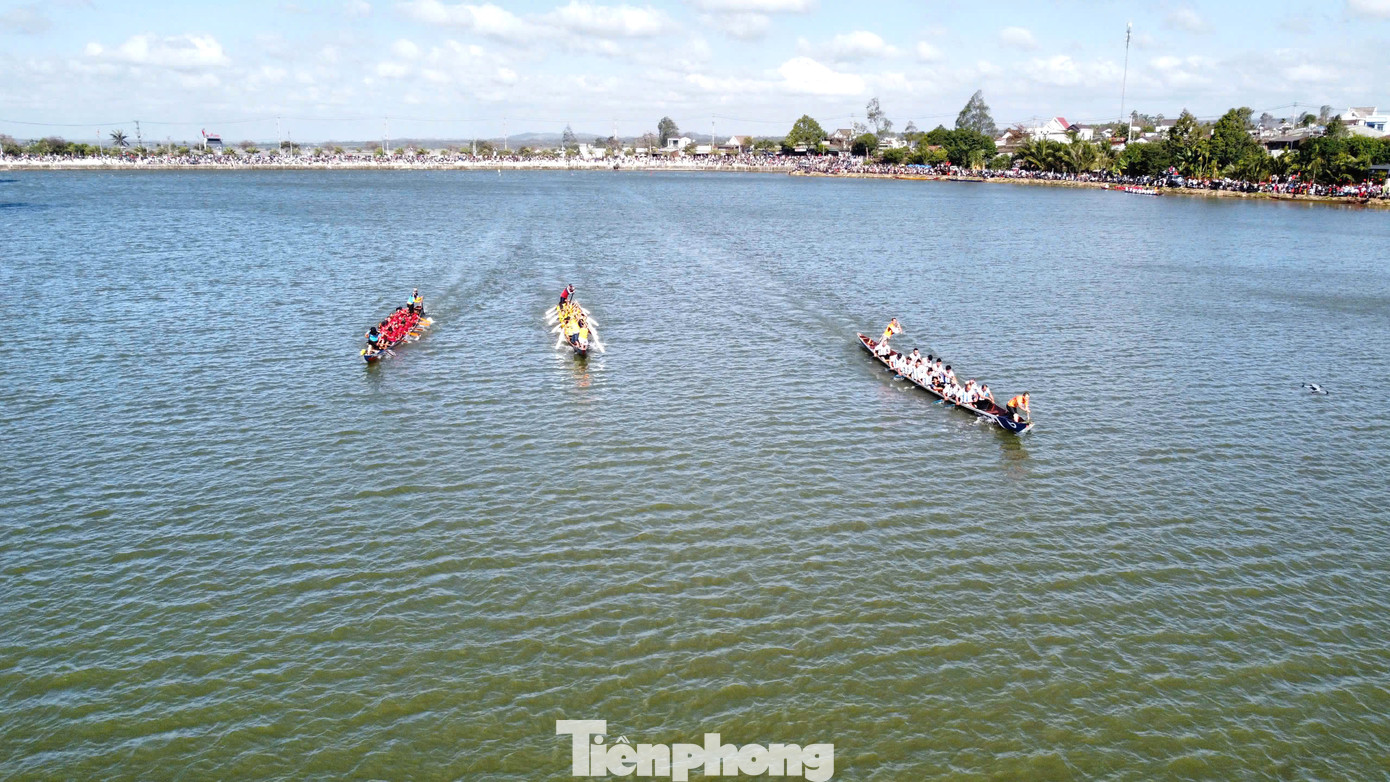 Giải đua thuyền nam truyền thống huyện Krông Ana được tổ chức dịp đầu năm mới từ năm 1994 đến nay