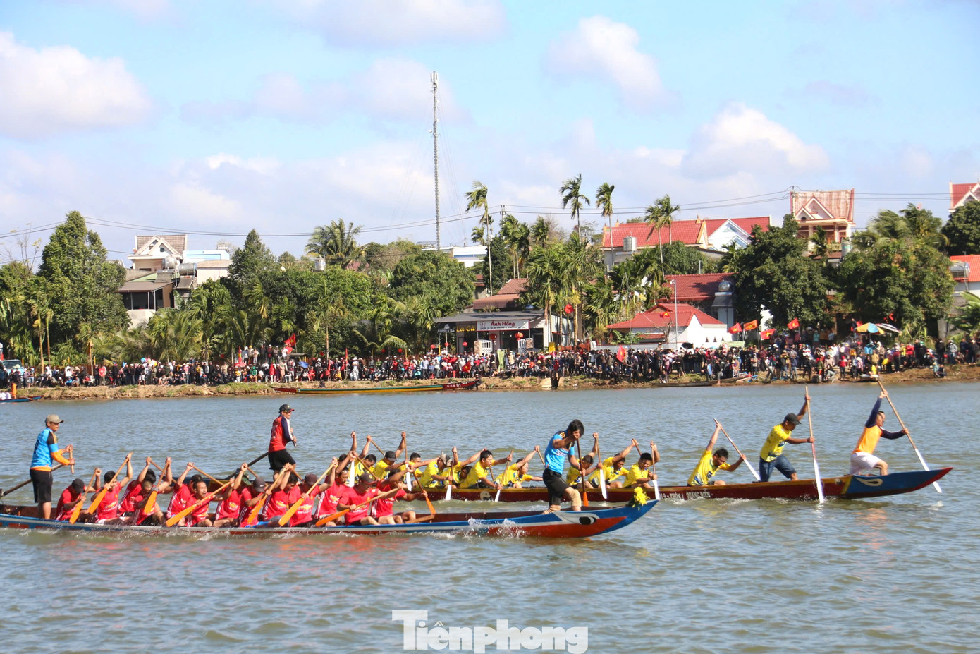 Các vận động viên tham gia đua thuyền