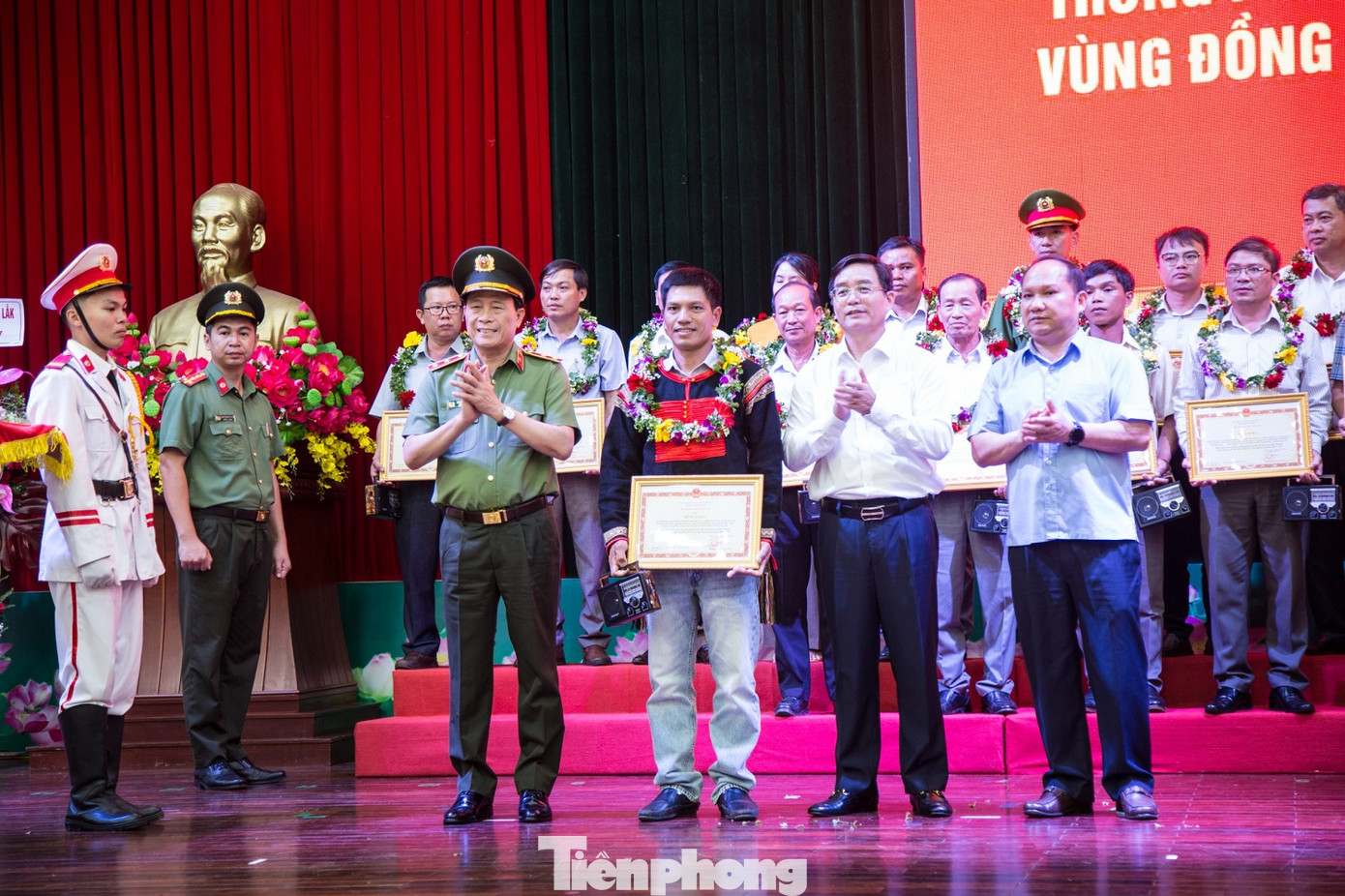 Các tập thể, cá nhân có thành tích xuất sắc được nhận bằng khen của Bộ Công an Các tập thể, cá nhân có thành tích xuất sắc được nhận bằng khen của Bộ Công an