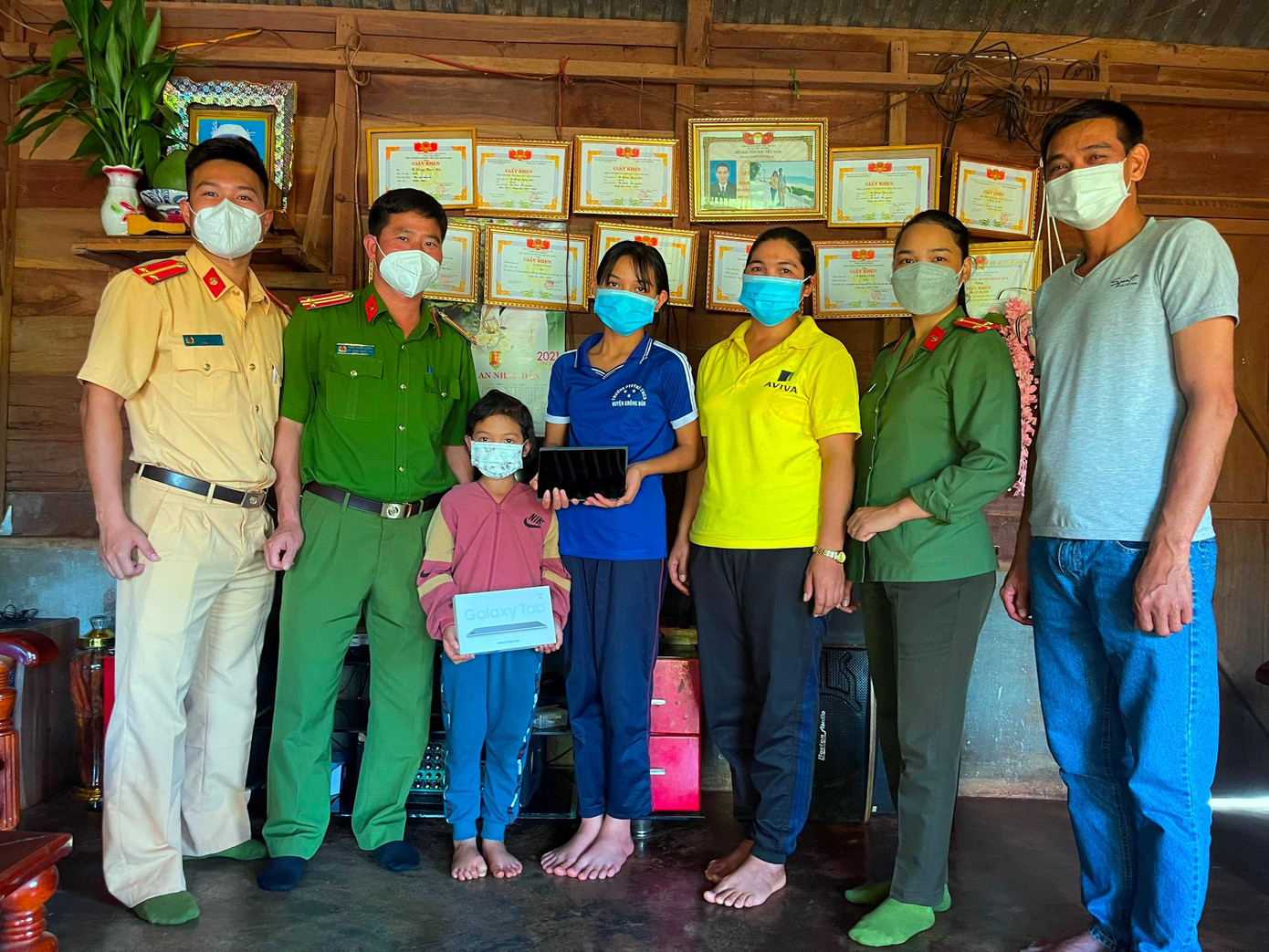 Lãnh đạo, cán bộ chiến sĩ công an huyện Krông Búk trao máy tính cho học sinh khó khăn