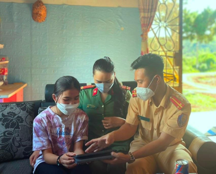 Chiến sĩ Công an huyện Krông Búk hướng dẫn học sinh H&apos;Ka Thy Kpă dùng máy tính bảng