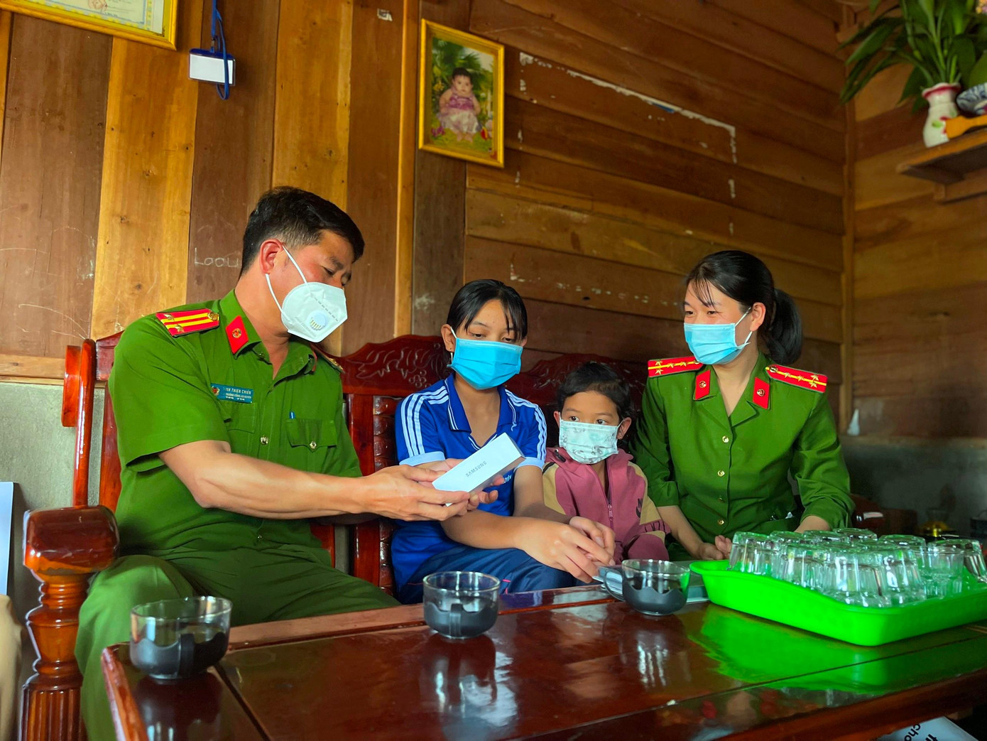 Học sinh H&apos;Hồng Vy Niê (thứ 2 trái qua) cảm động khi nhận máy tính