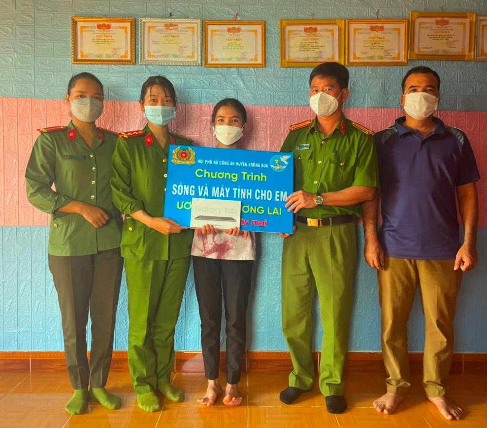 Công an huyện Krông Búk trao tặng máy tính cho học sinh H&apos;Ka Thy Kpă