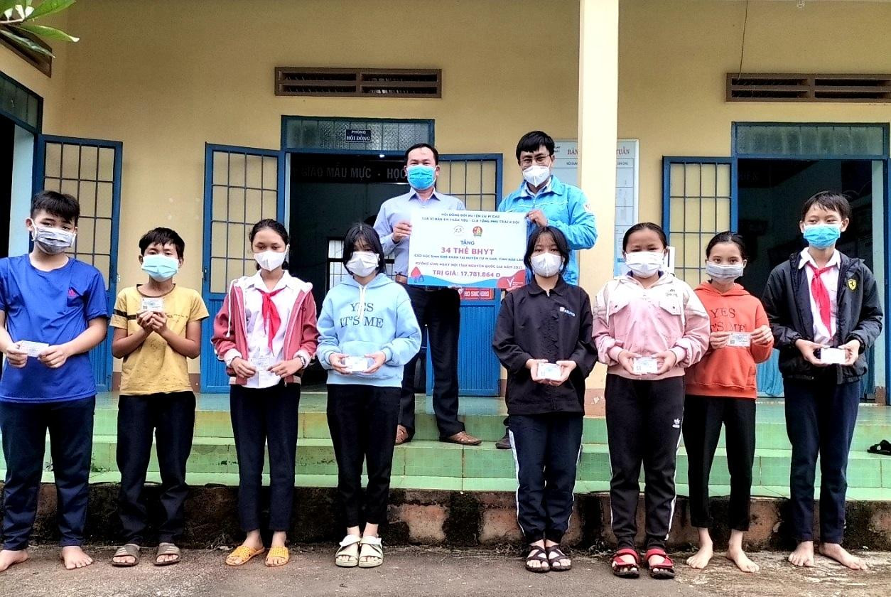 Câu lạc bộ tặng 34 thẻ bảo hiểm y tế cho học sinh khó khăn trong đợt 1