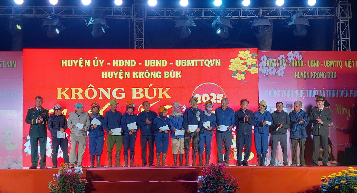 Công nhân vệ sinh môi trường trực tết được nhận quà động viên tinh thần Công nhân vệ sinh môi trường trực tết được nhận quà động viên tinh thần