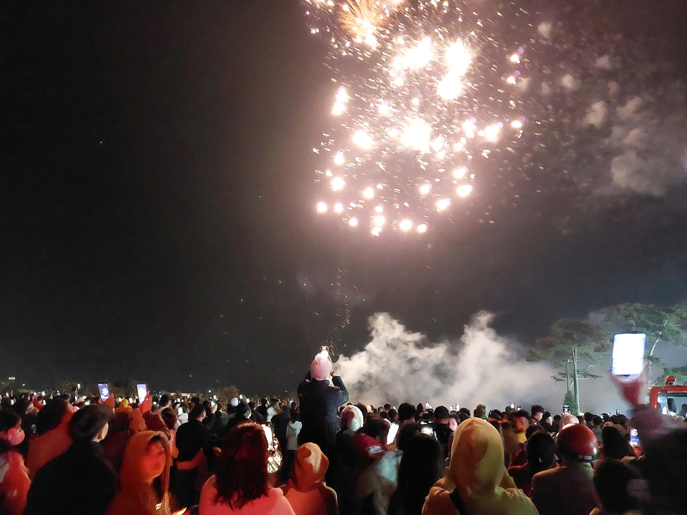 Nhiều người dân ở các buôn của huyện lần đầu được xem bắn pháo hoa nghệ thuật Nhiều người dân ở các buôn của huyện lần đầu được xem bắn pháo hoa nghệ thuật