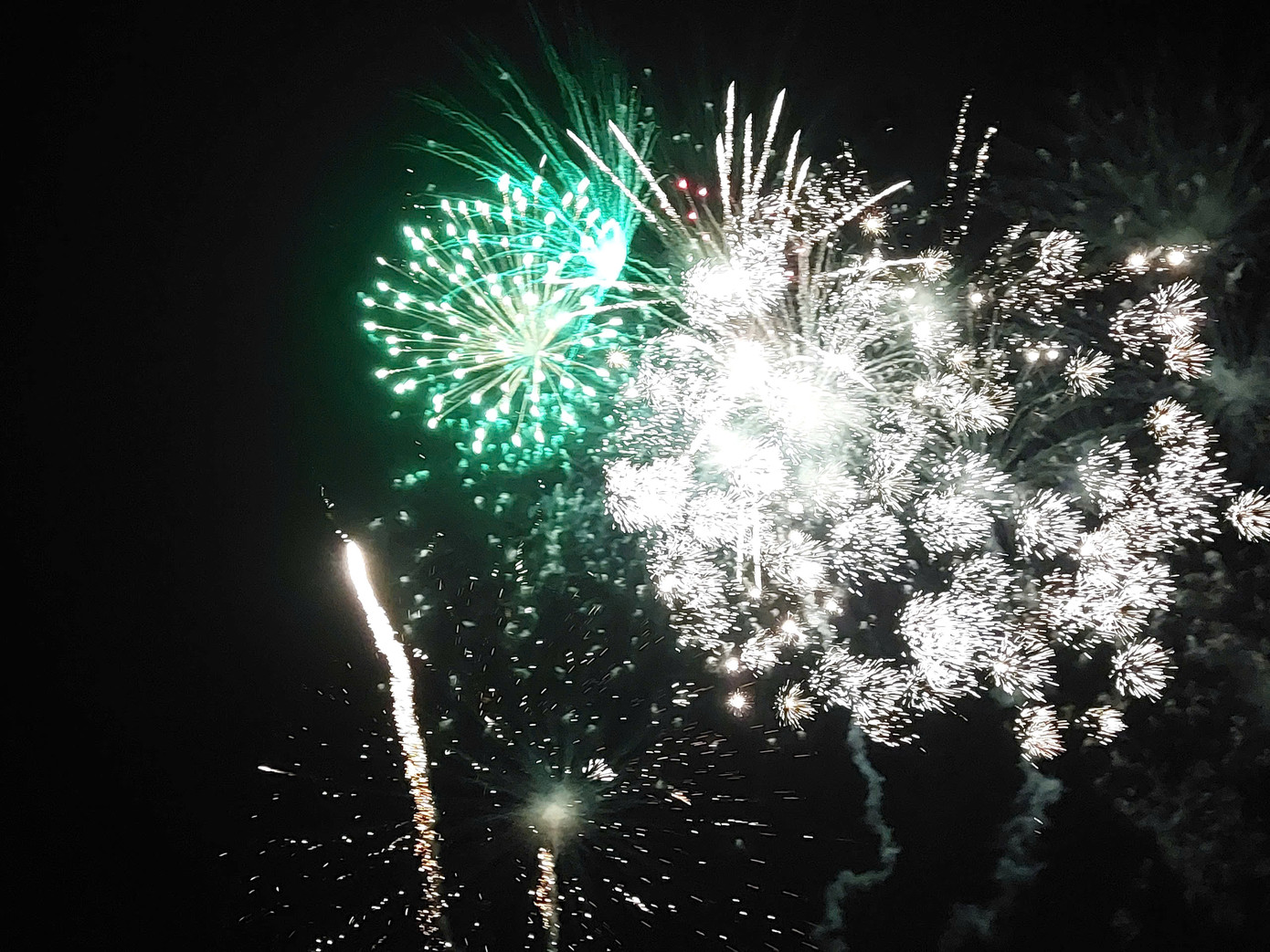 Nhiều người dân ở các buôn của huyện lần đầu được xem bắn pháo hoa nghệ thuật Nhiều người dân ở các buôn của huyện lần đầu được xem bắn pháo hoa nghệ thuật