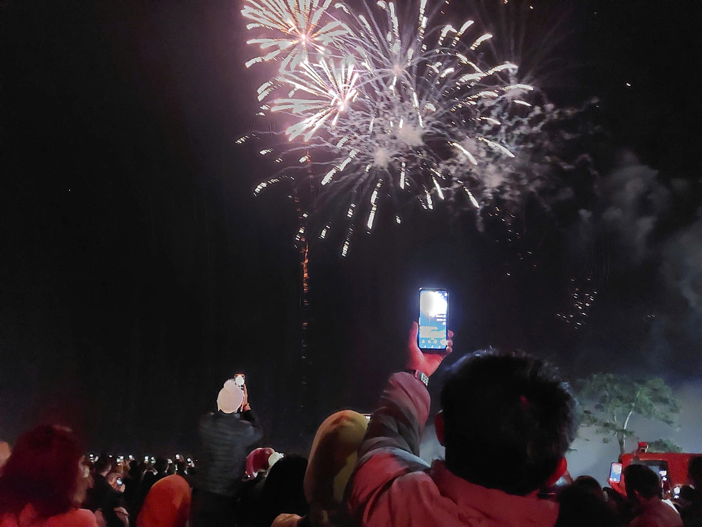 Người dân huyện Krông Búk háo hức xem bắn pháo hoa Người dân huyện Krông Búk háo hức xem bắn pháo hoa