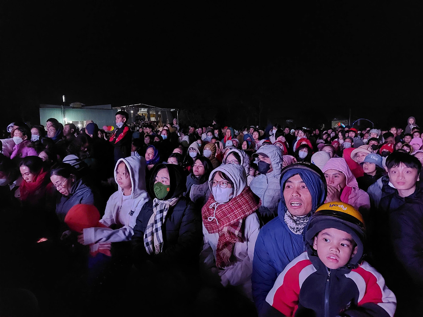 Người dân háo hức chờ xem chương trình bắn pháo hoa Người dân háo hức chờ xem chương trình bắn pháo hoa