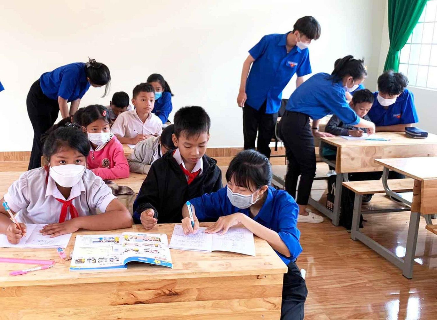 Các tình nguyện viên ở huyện Cư Kuin tổ chức ôn tập hè cho thiếu nhi