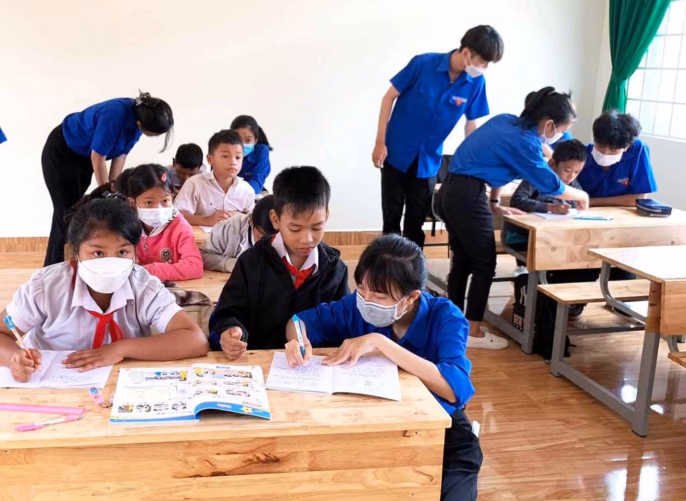 Các tình nguyện viên ở huyện Cư Kuin tổ chức ôn tập hè cho thiếu nhi