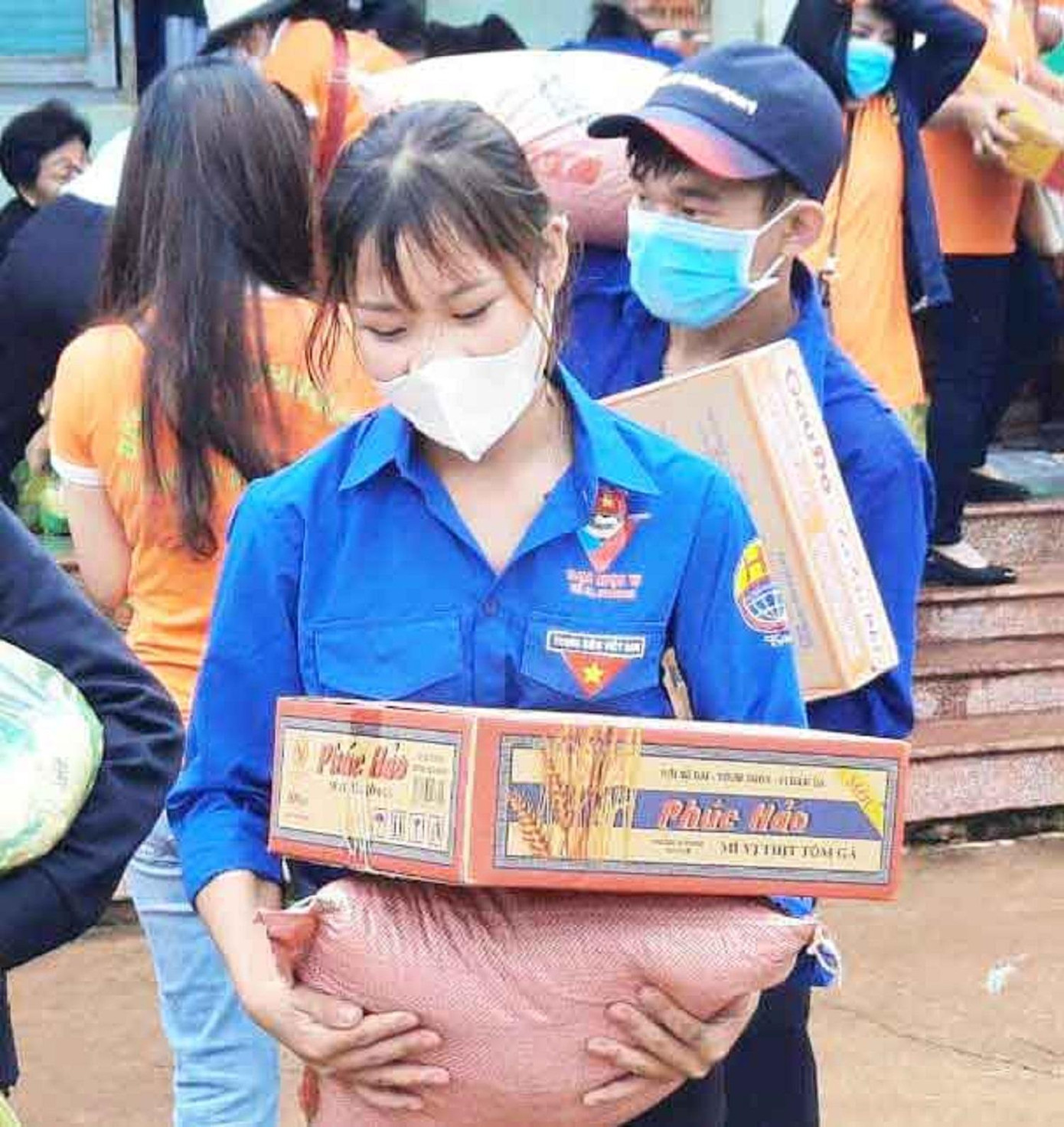 Tình nguyện viên huyện Cư M'gar chuẩn bị quà cho người già neo đơn