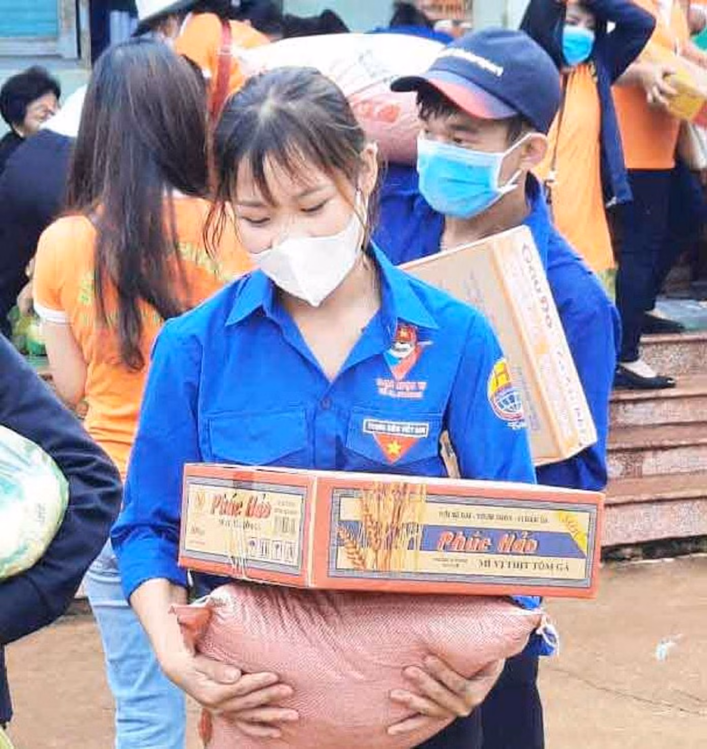 Tình nguyện viên huyện Cư M'gar chuẩn bị quà cho người già neo đơn