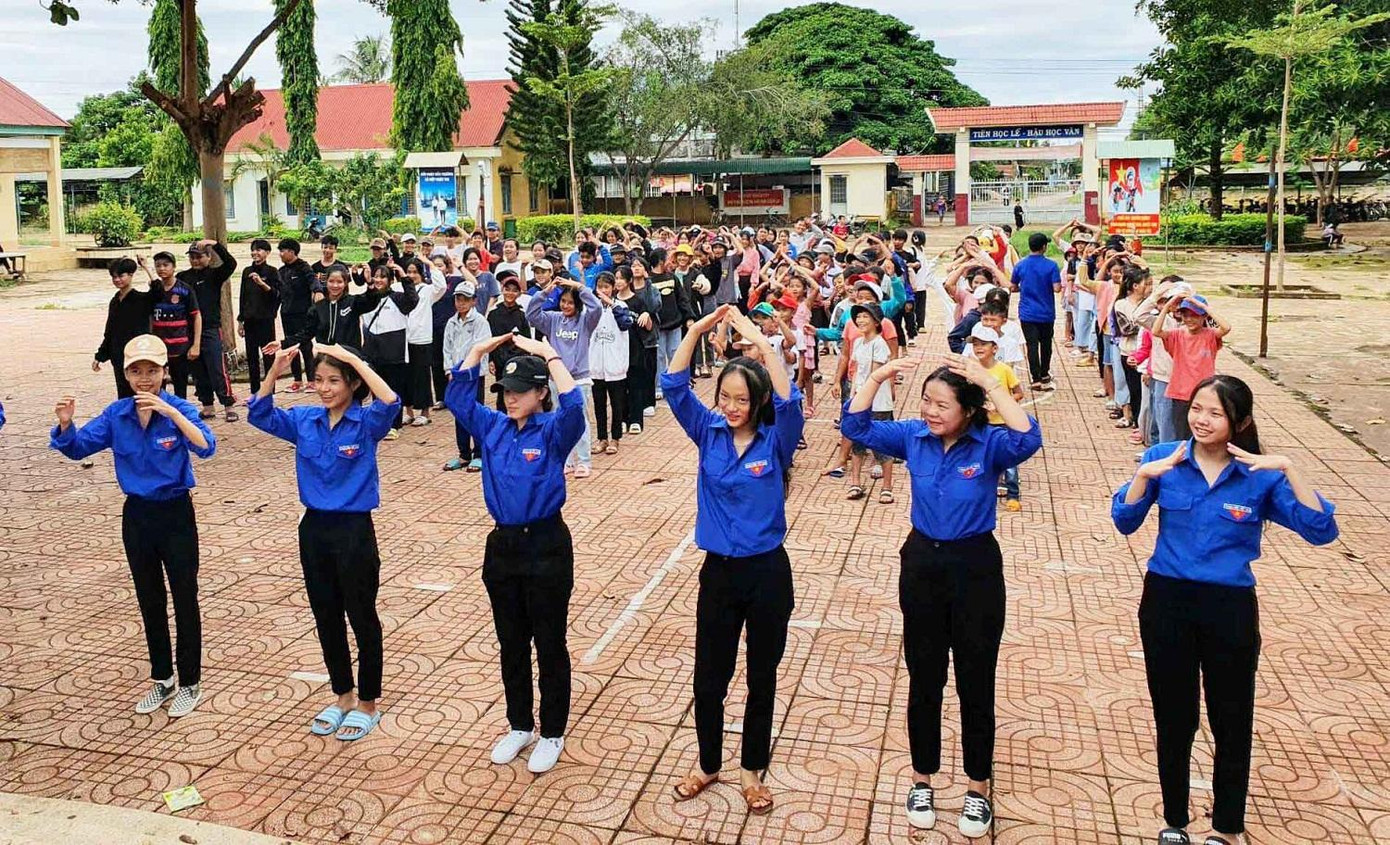 Tình nguyện viên tổ chức sinh hoạt hè cho thiếu nhi các xã vùng sâu