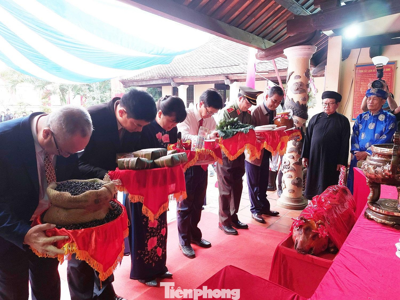 Các lãnh đạo tỉnh dâng vật phẩm, hương hoa lên bàn thờ các Vua Hùng