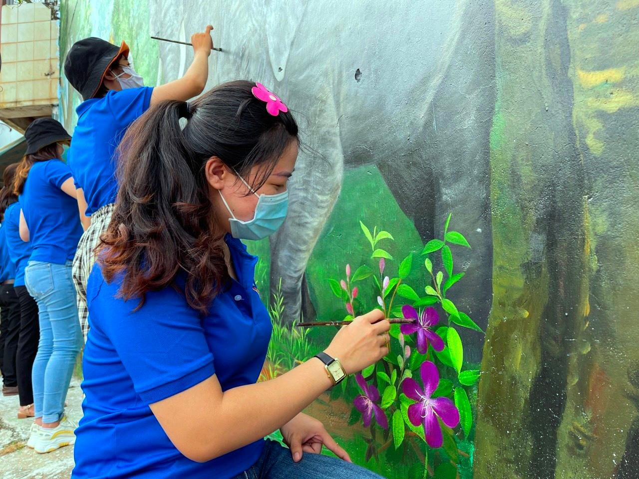 Đoàn thanh niên vẽ bức họa truyền thông điệp bảo vệ voi Đoàn thanh niên vẽ bức họa truyền thông điệp bảo vệ voi