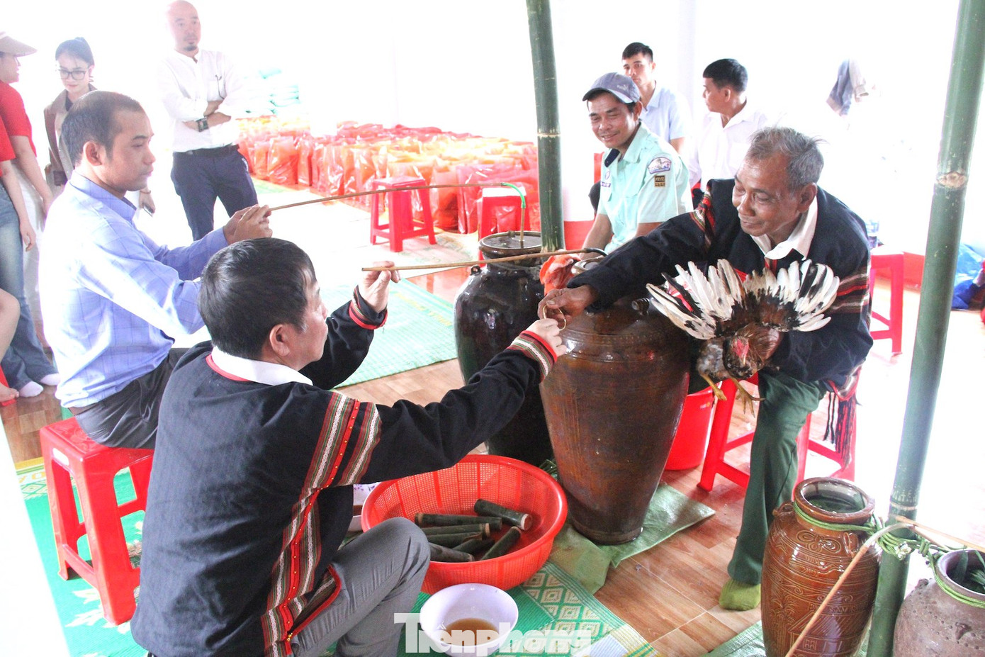 Nhà cộng đồng buôn được chủ đầu tư - Tập đoàn TNG hỗ trợ xây dựng. Trong ảnh: Thực hiện nghi lễ cúng cảm ơn. Lễ vật gồm: 1 con gà trống sống, một chiếc vòng đồng cúng ở hai ché rượu lớn nhất.