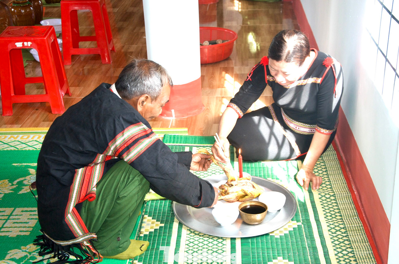 Sau đó, chủ nhà lấy một miếng lòng gà, ăn một miếng cơm