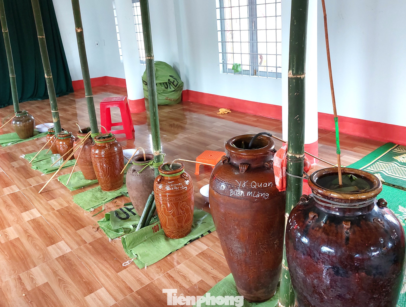 Sáng 30/12, tại buôn Kdoh, xã Ea Tar, huyện Cư M’gar, tỉnh Đắk Lắk diễn ra lễ cúng mừng nhà mới. Trước buổi lễ, các ché rượu cần được sắp xếp lần lượt từ lớn đến bé.