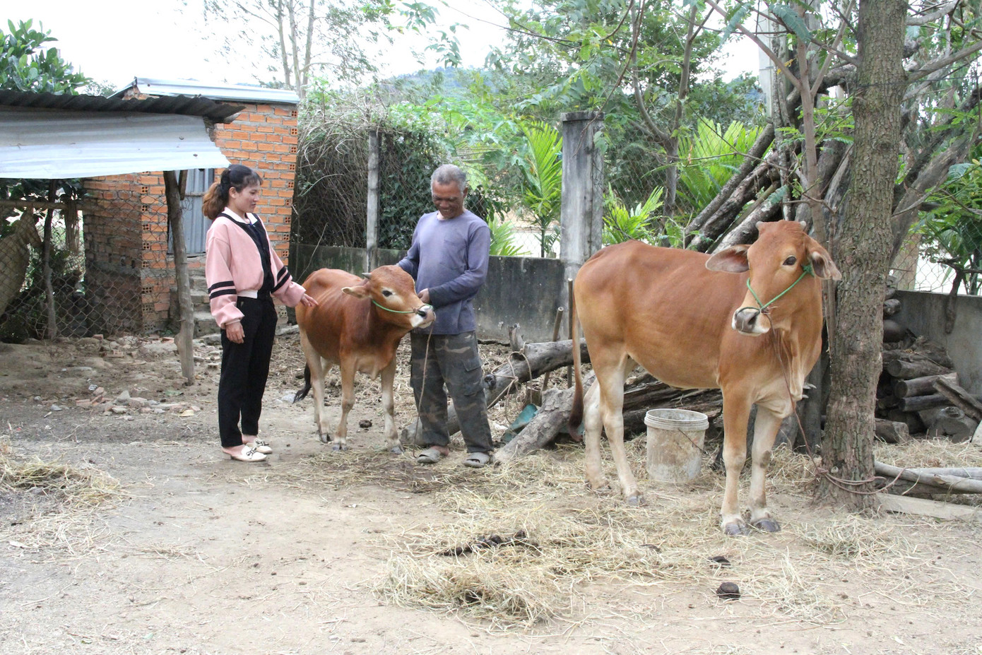 Chị H’Hương Hmôk tuyên truyền vận động bà con xây dựng buôn làng, phát triển kinh tế
