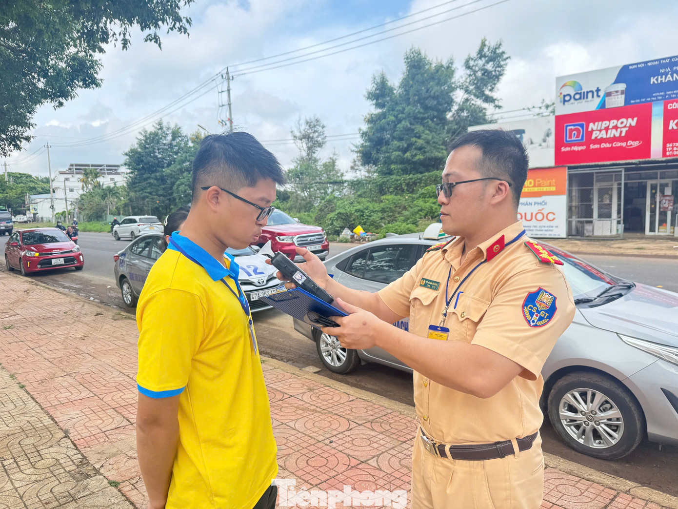 Lực lượng Cảnh sát giao thông kiểm tra nồng độ cồn trước khi vào phần thi thực hành. Lực lượng Cảnh sát giao thông kiểm tra nồng độ cồn trước khi vào phần thi thực hành.