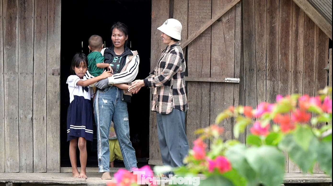 Chị H’Poh Ông cần mẫn đến từng hộ dân tuyên truyền người dân Chị H’Poh Ông cần mẫn đến từng hộ dân tuyên truyền người dân