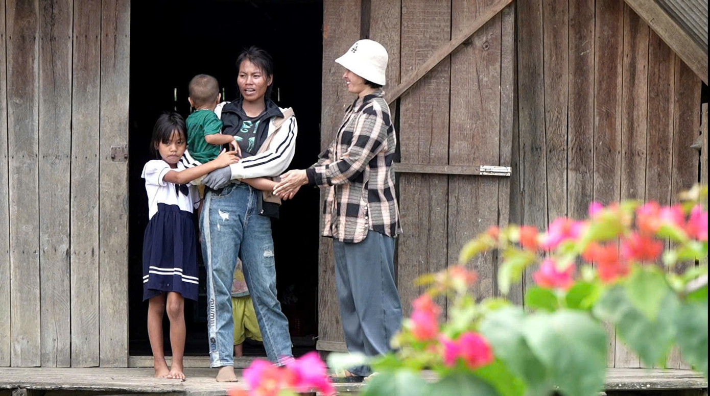 Chị H’Poh Ông cần mẫn đến từng hộ dân tuyên truyền người dân