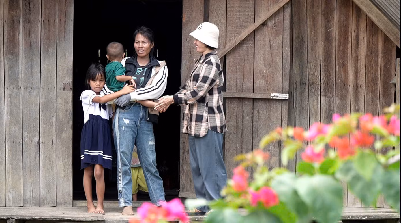 Chị H’Poh Ông cần mẫn đến từng hộ dân tuyên truyền người dân