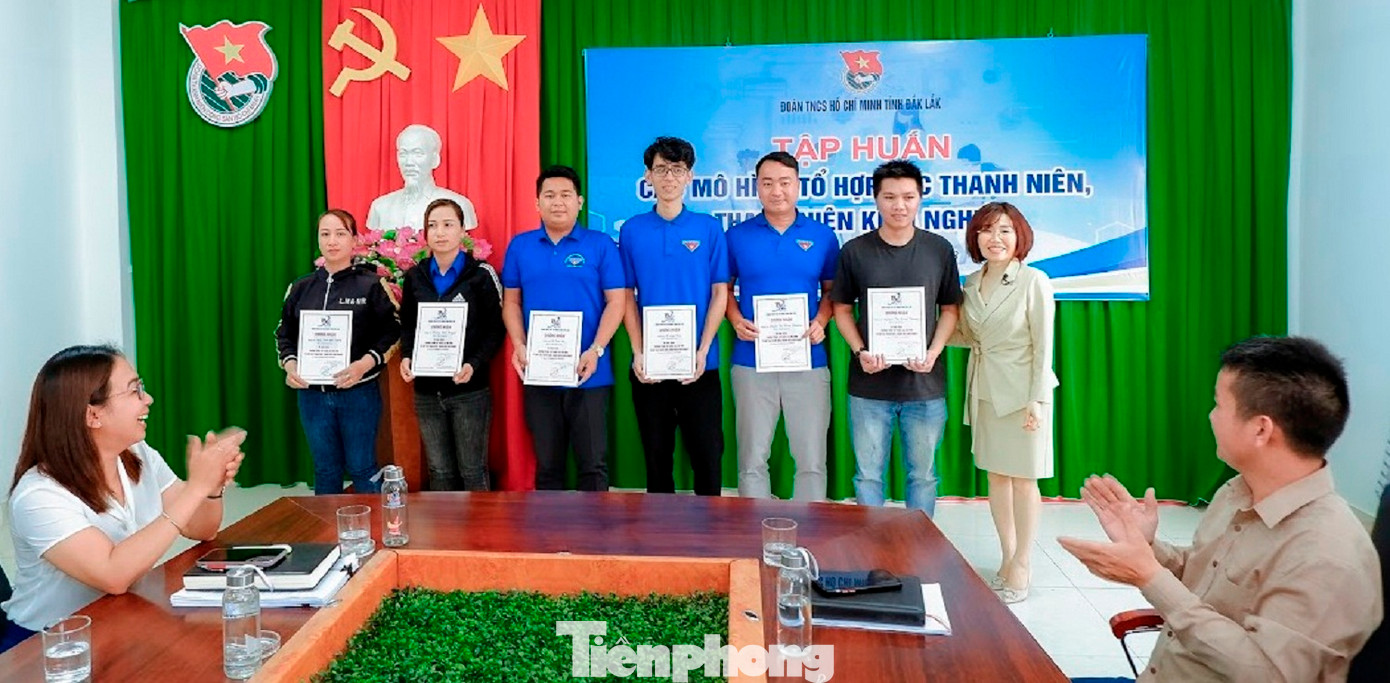 Các học viên được trao giấy chứng nhận