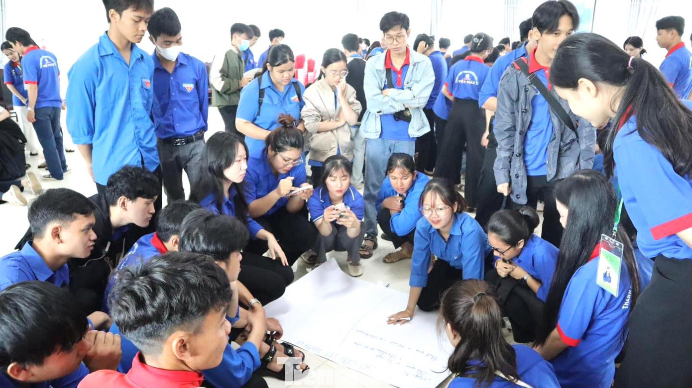 Sinh viên tình nguyện tham gia tập huấn đội hình tình nguyện chiến dịch Mùa hè xanh