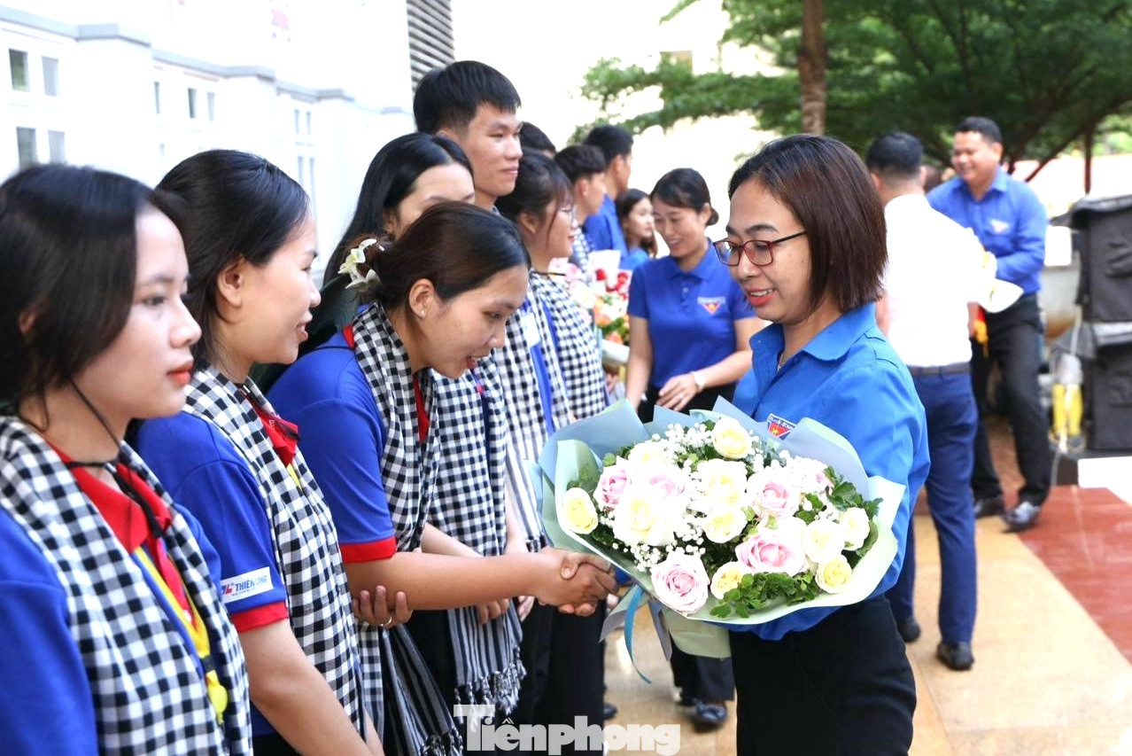 Đại diện lãnh đạo Tỉnh Đoàn tặng hoa các tình nguyện viên tham gia chiến dịch