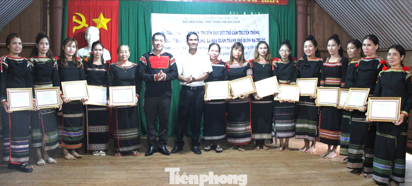 Đại diện lãnh đạo Sở Văn hoá, Thể thao và Du lịch tỉnh cùng đại diện lãnh đạo xã trao giấy chứng nhận cho học viên