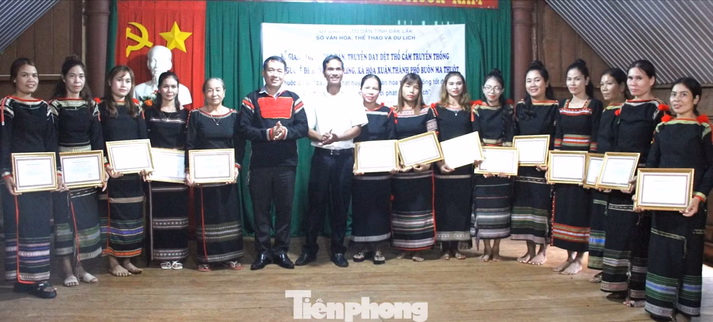 Đại diện lãnh đạo Sở Văn hoá, Thể thao và Du lịch tỉnh cùng đại diện lãnh đạo xã trao giấy chứng nhận cho học viên