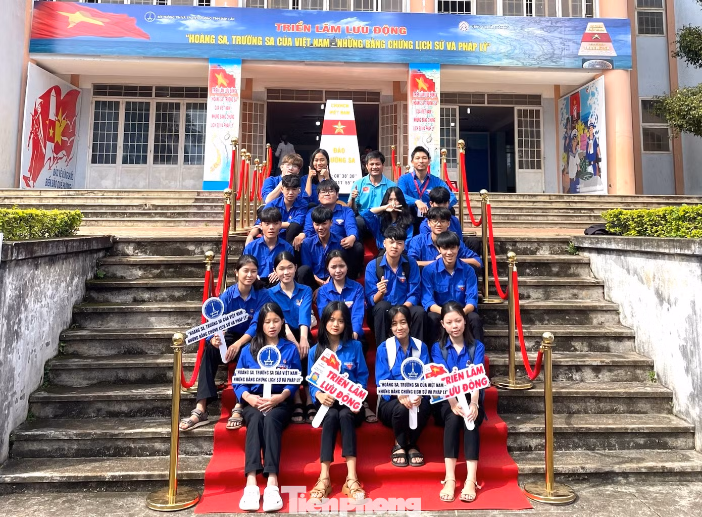 Đoàn viên thanh niên tham gia triển lãm để tuyên truyền về chủ quyền biển đảo của Việt Nam.
