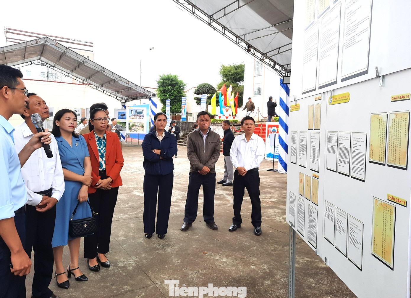 Người dân tham quan triển lãm