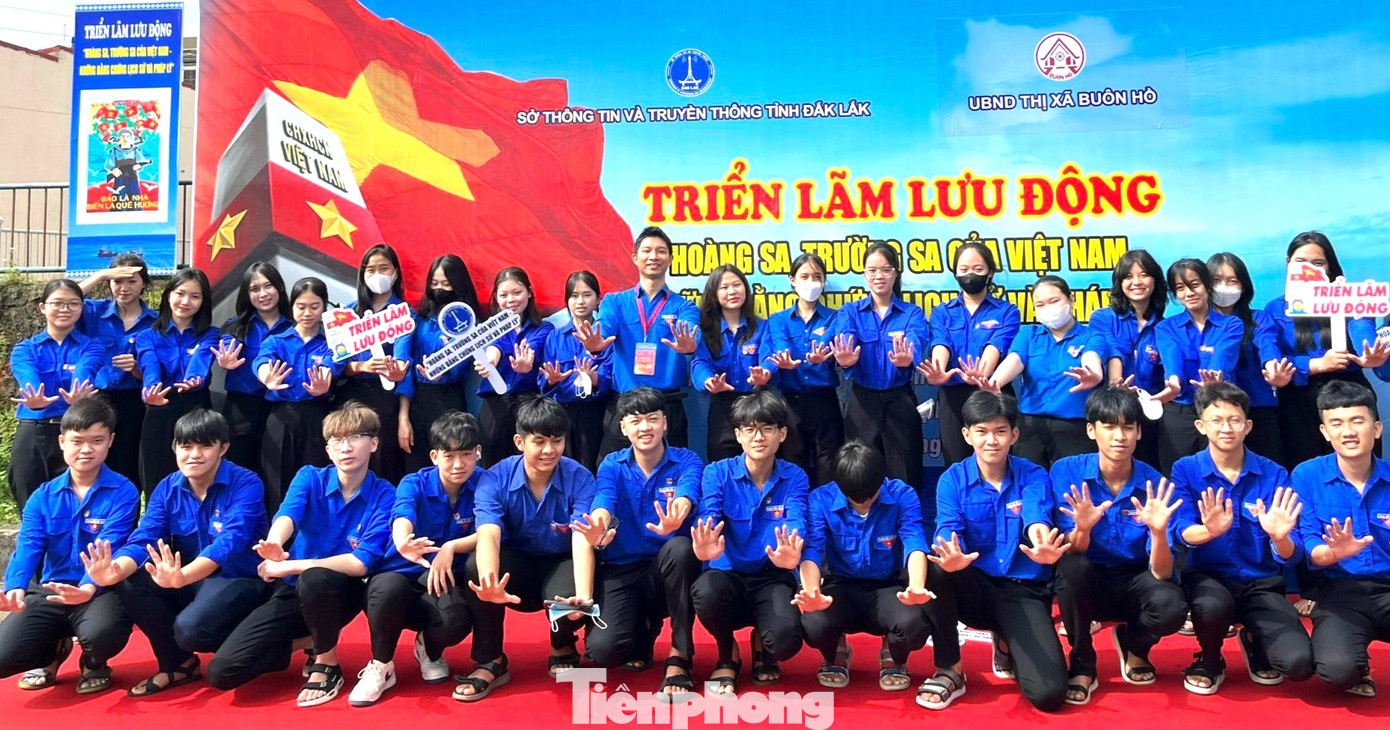 Đoàn viên thanh niên tham gia tuyên truyền tại triển lãm