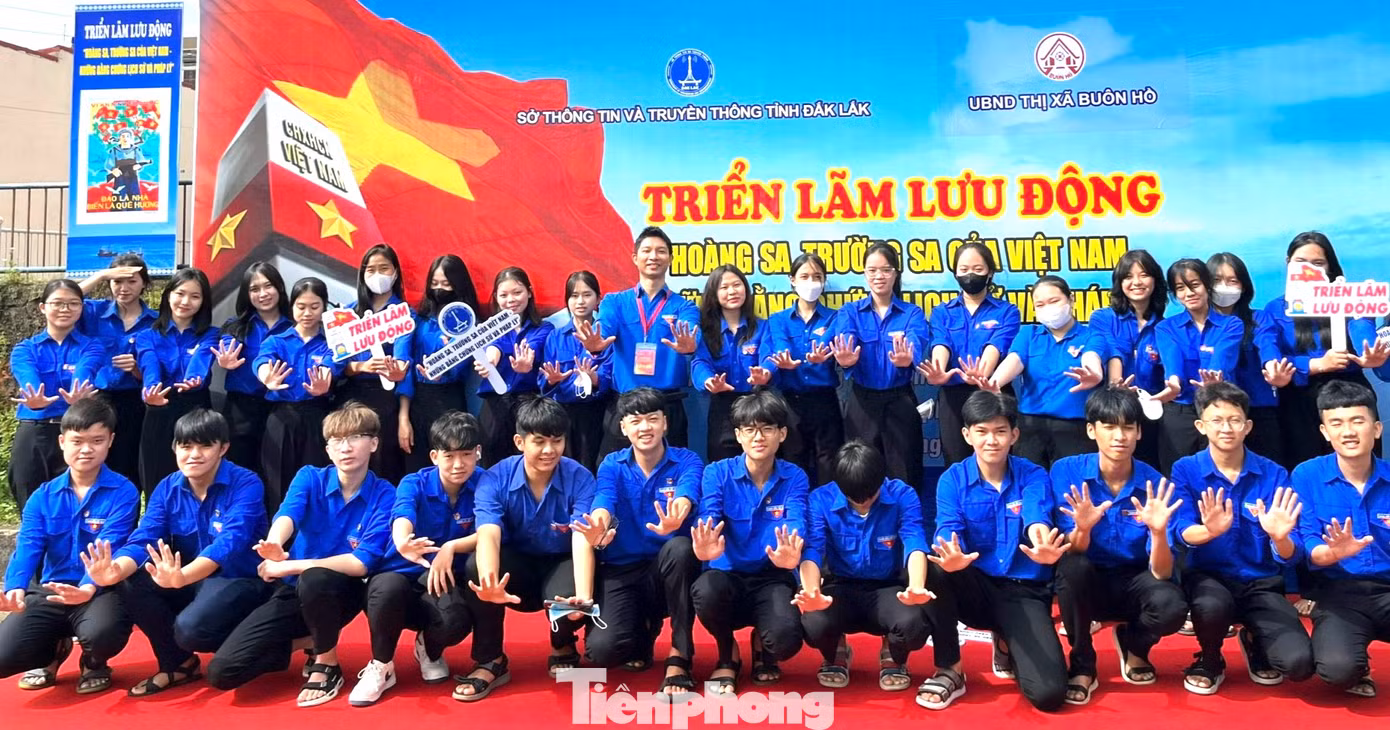 Đoàn viên thanh niên tham gia tuyên truyền tại triển lãm