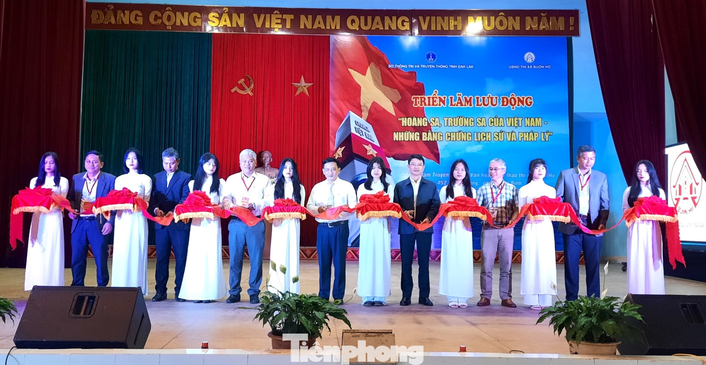 Lễ cắt băng khai mạc tại triển lãm